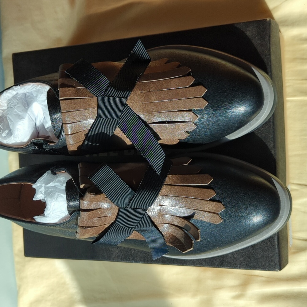 ALL BLACK leather loafers with brown accent and black ribbon on top. Size 40 NEW